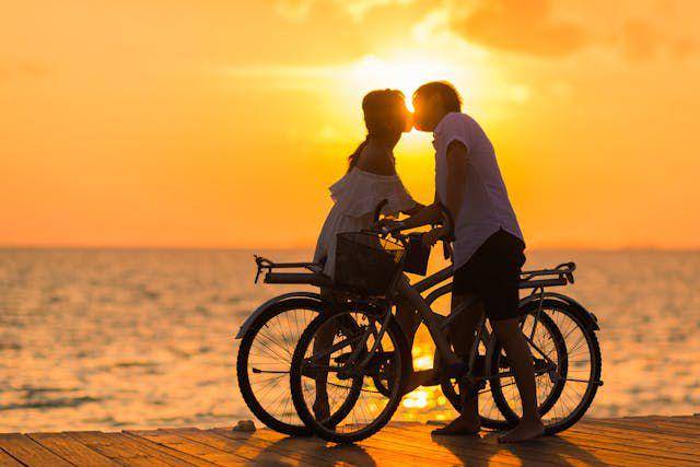 ilustrasi pasangan berciuman (pexels.com/Asad Photo Maldives)