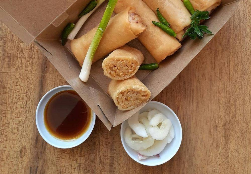 ilustrasi lumpia udang yang simpel dan saus cocolan (pexels.com/Benidiktus Hermanto)