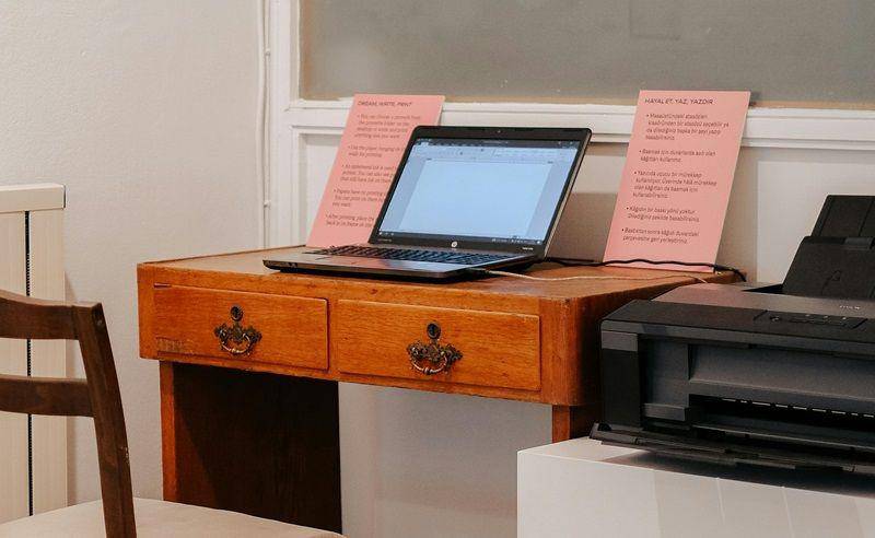 ilustrasi laptop yang terhubung dengan printer (pexels.com/Hatice Baran)