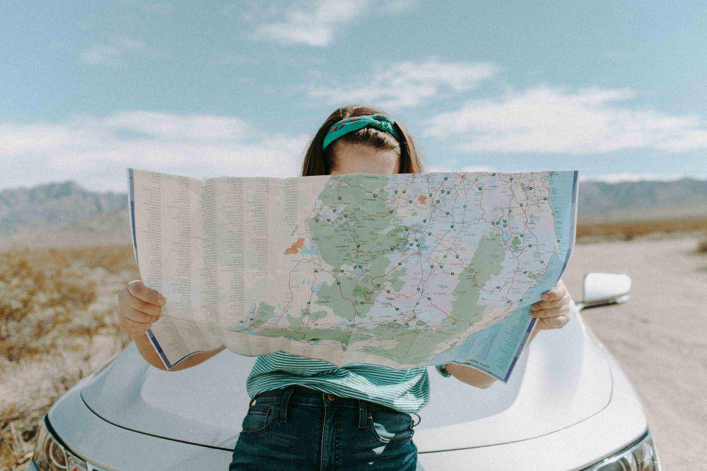 Ilustrasi memanfaatkan peta untuk menyusun itinerary (pexels.com/Leah Newhouse)