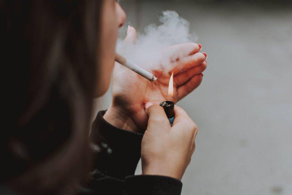 Potret seseorang yang sedang merokok (pexels.com/lilartsy)