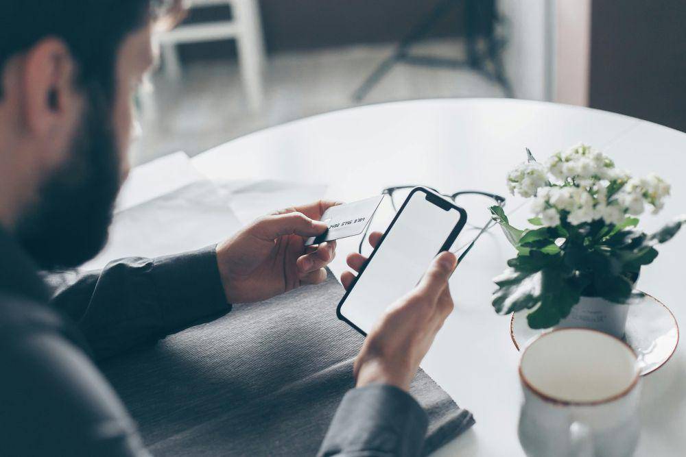ilustrasi menggunakan smartphone (pexels.com/Mikhail Nilov)