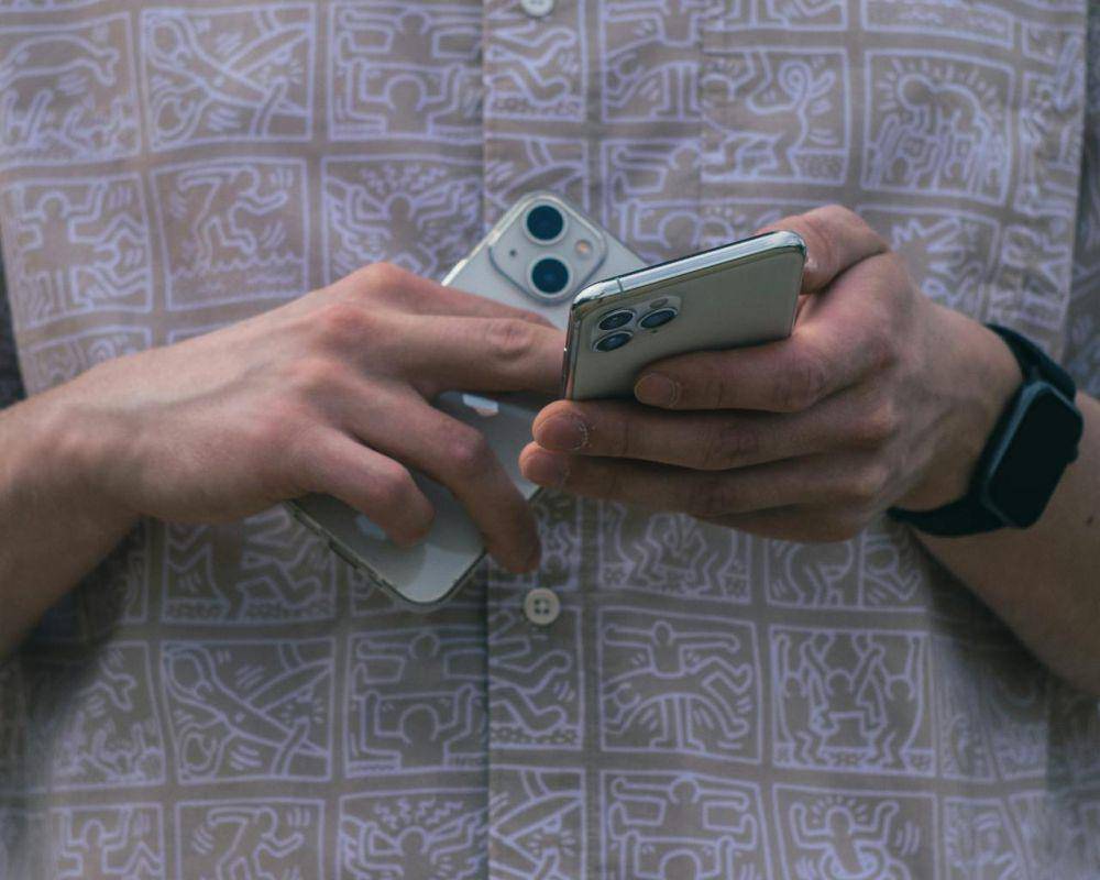 ilustrasi dua smartphone (pexels.com/mktomasik)