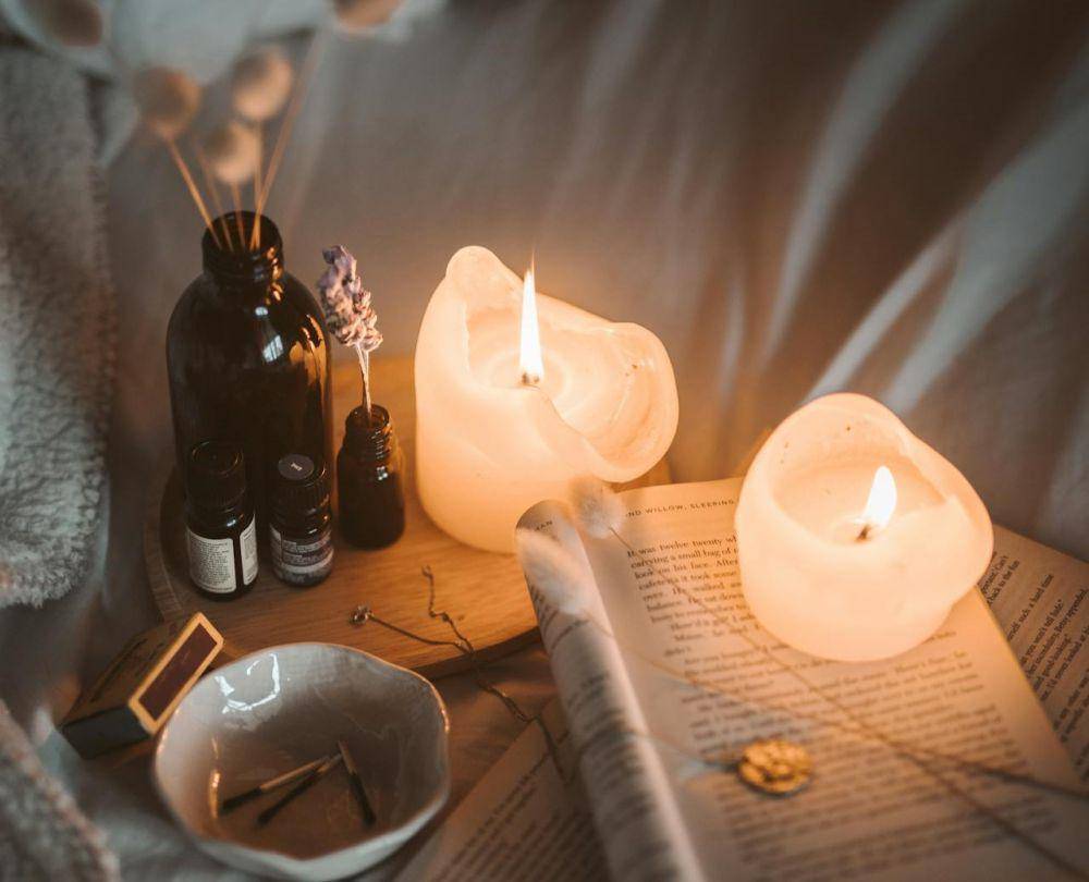 ilustrasi lilin aromaterapi clary sage (pexels.com/Taryn Elliott)