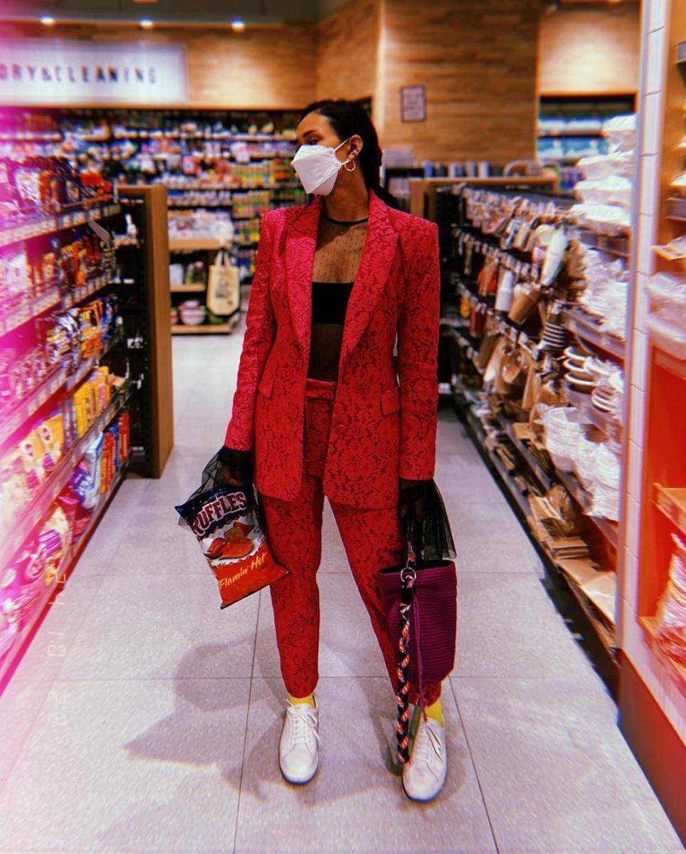 referensi outerwear ala Adinia Wirasti (instagram.com/adiniawrst)