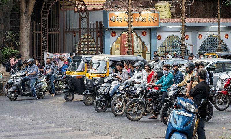 potret pengendara motor di India (unsplash.com/Prayag Tejwani)