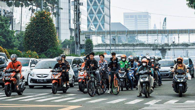 potret pengendara motor di Jakarta (unsplash.com/Ravigopal Kesari)