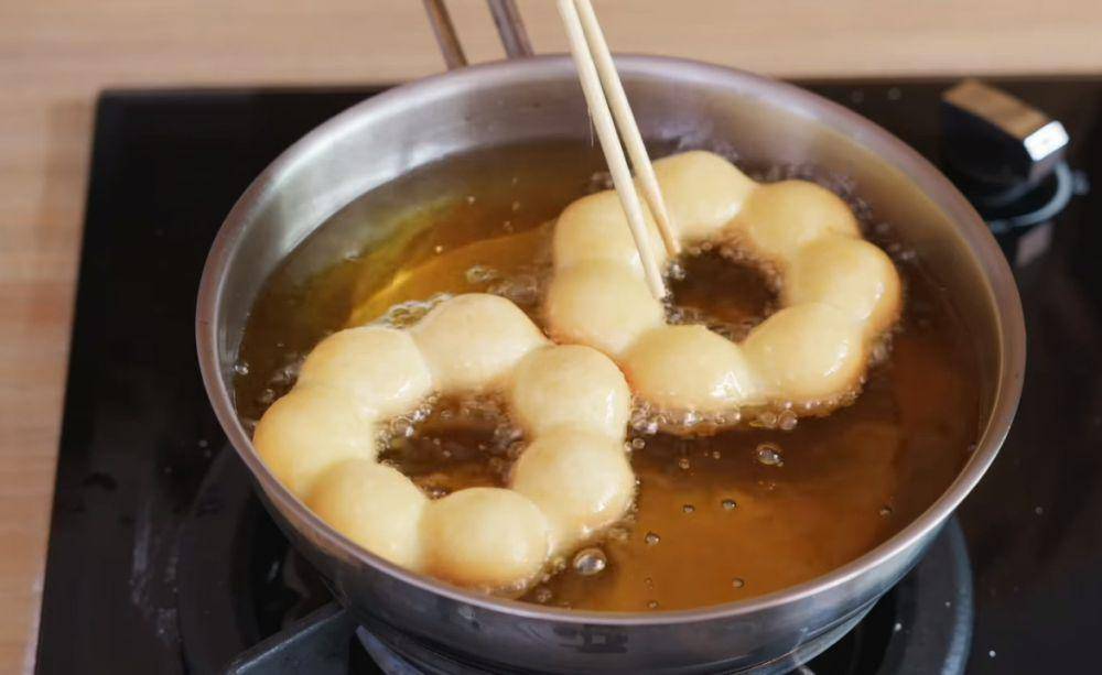 ilustrasi menggoreng mochi donuts (YouTube.com/Luvita Ho)