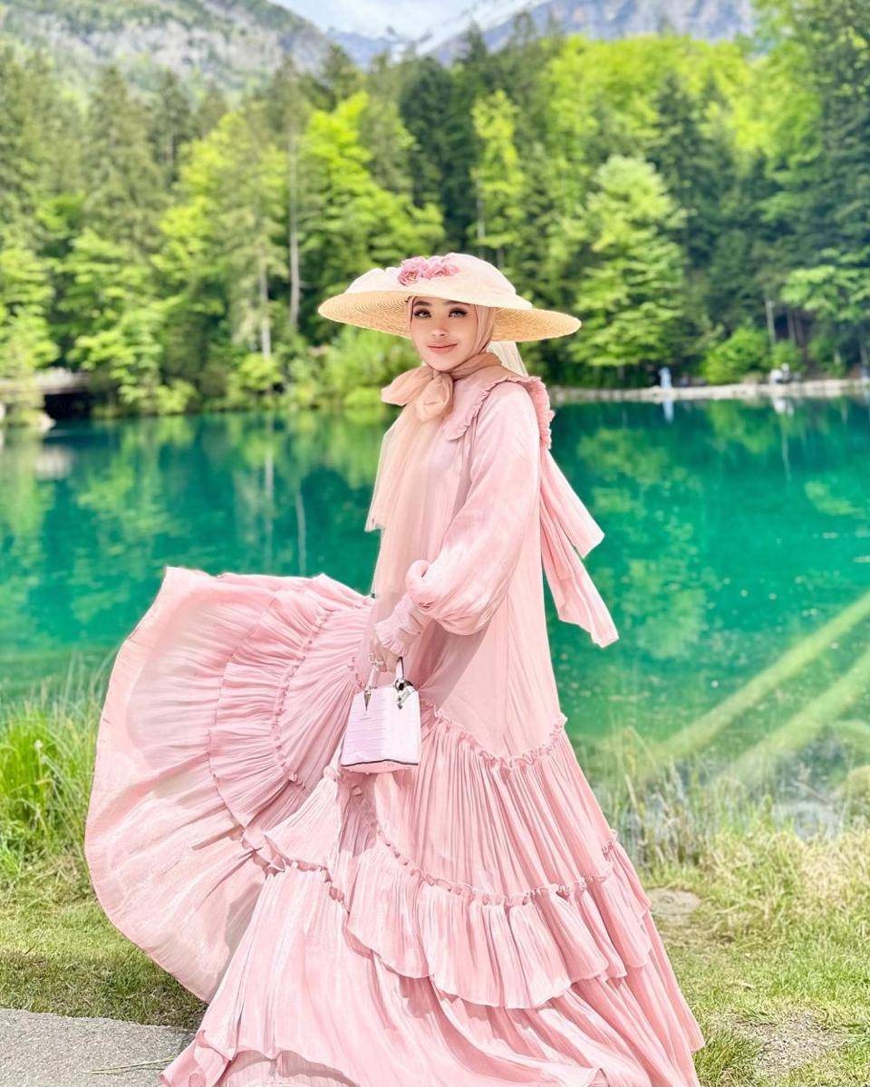 OOTD Shella Sauki (instagram.com/shellasaukiaofficial)