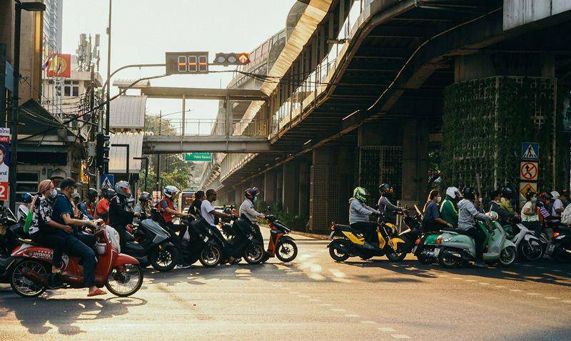 potret pengendara motor di Thailand (unsplash.com/Tai Bui)