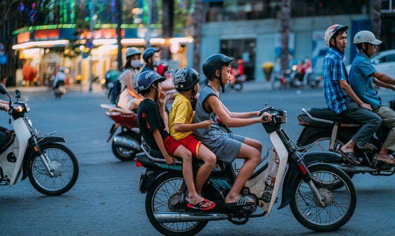 potret pengendara motor di Vietnam (unsplash.com/Tron Le)