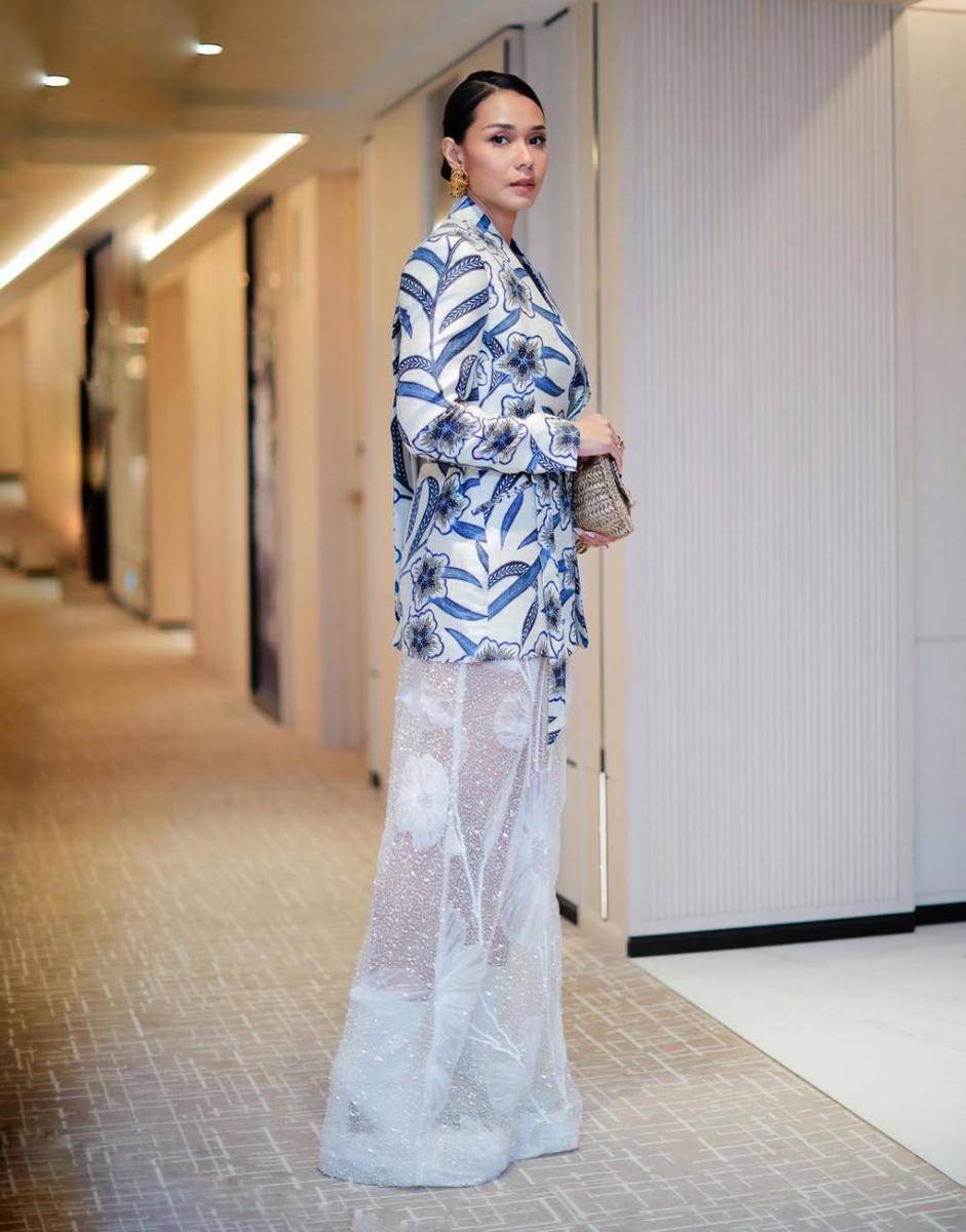 referensi outerwear ala Adinia Wirasti (instagram.com/adiniawrst)