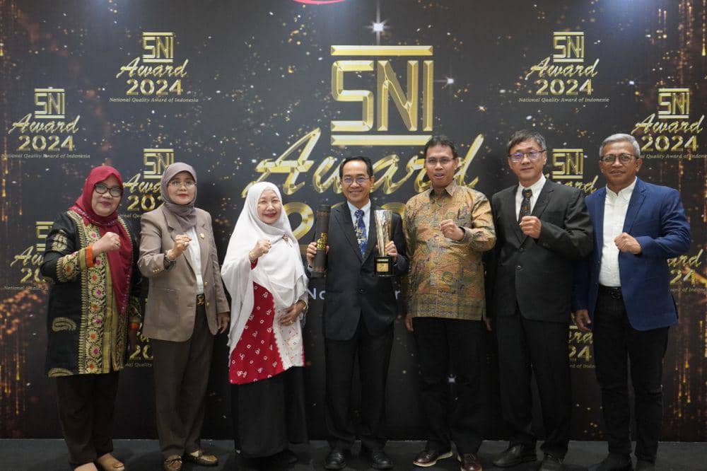 Rombongan rektorat Universitas Hasanuddin bersama piala Anugerah Emas selepas acara SNI Award 2024, Kamis 23 November 2024. (Dok. Humas Universitas Hasanuddin)