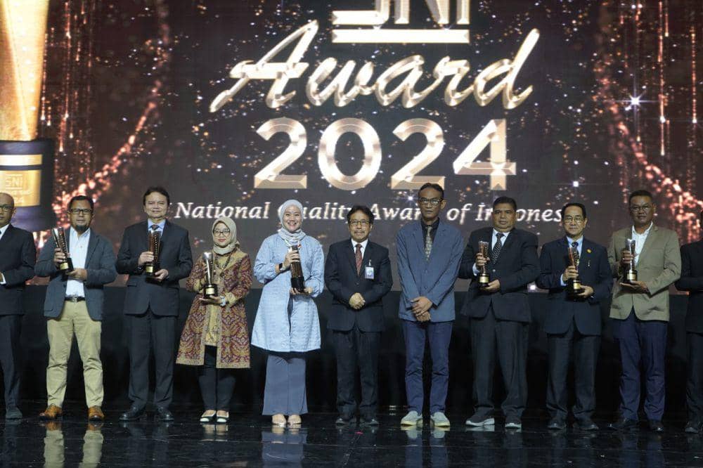 Rektor Universitas Hasanuddin, Prof. Jamaluddin Jompa (dua dari kanan), saat menerima piala Anugerah Emas SNI Award 2024, Kamis 21 November 2024. (Dok. Humas Universitas Hasanuddin)