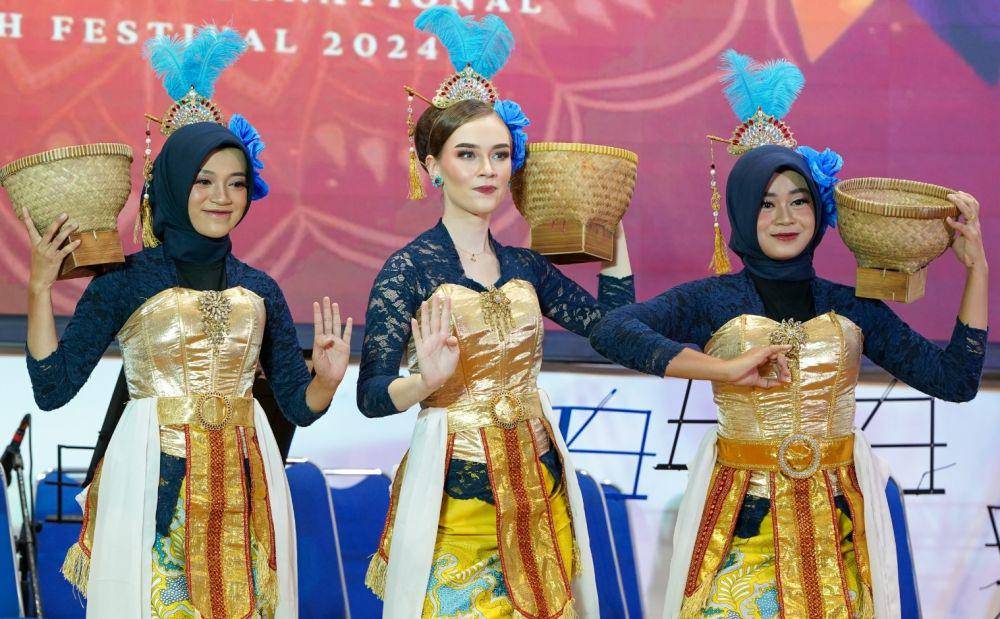 Para mahasiswa internasional atau berkewarganegaraan asing yang berada di perguruan tinggi di Kota Semarang meramaikan kegiatan Diponegoro International Youth Festival (DIYF) di kampus Universitas Diponegoro (Undip), Tembalang, Kota Semarang, Jumat (22/11/2024). (dok. Undip)