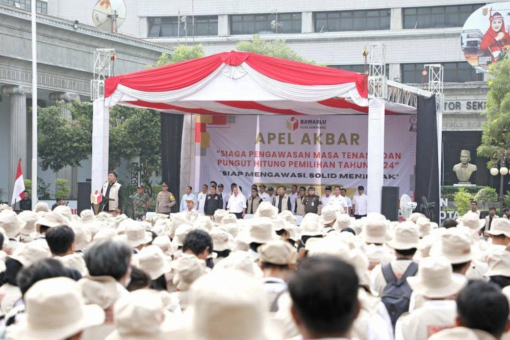 Pemerintah Kota Semarang bersama Badan Pengawas Pemilu (Bawaslu) menggelar apel akbar pengawas pemilihan se-Kota Semarang di halaman Balai Kota Semarang, Minggu (24/11/2024). (dok. Pemkot Semarang)