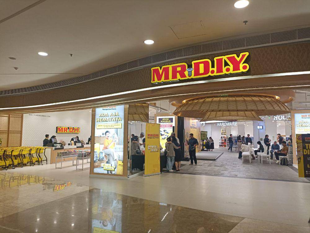 Potret toko flagship MR. DIY pertama di Indonesia yang terletak di Mall Lotte. 22 November 2024. (IDN Times/M. Tarmizi Murdianto)