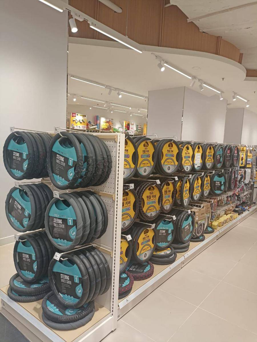 Potret toko flagship MR. DIY pertama di Indonesia yang terletak di Mall Lotte. 22 November 2024. (IDN Times/M. Tarmizi Murdianto)