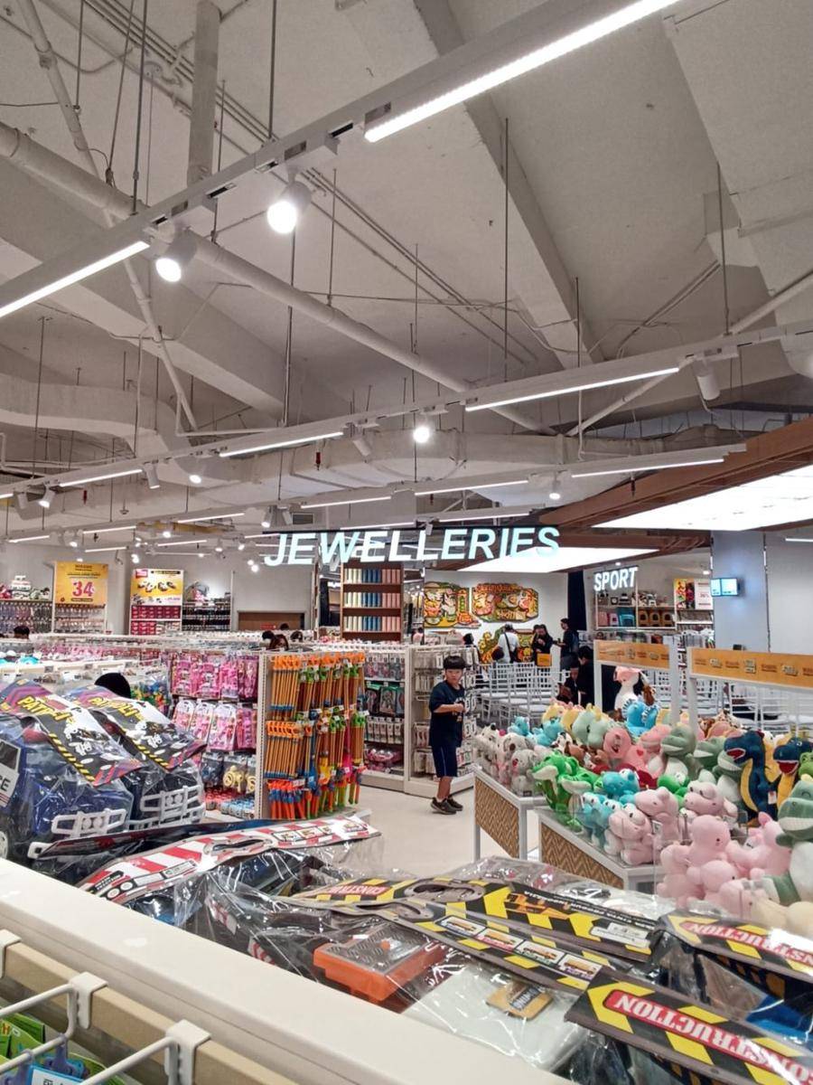 Potret toko flagship MR. DIY pertama di Indonesia yang terletak di Mall Lotte. 22 November 2024. (IDN Times/M. Tarmizi Murdianto)