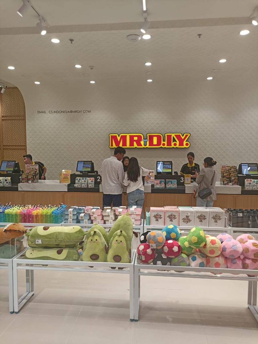 Potret toko flagship MR. DIY pertama di Indonesia yang terletak di Mall Lotte. 22 November 2024. (IDN Times/M. Tarmizi Murdianto)