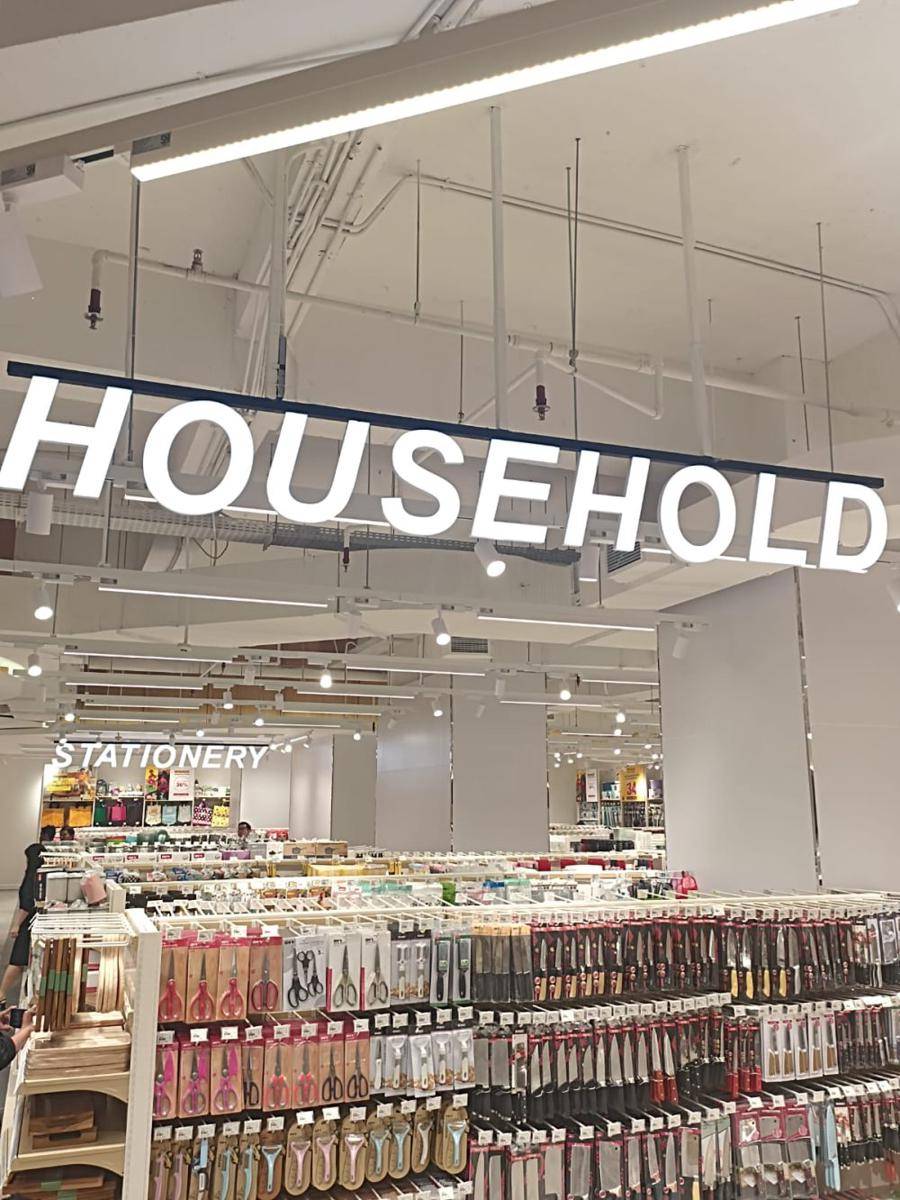 Potret toko flagship MR. DIY pertama di Indonesia yang terletak di Mall Lotte. 22 November 2024. (IDN Times/M. Tarmizi Murdianto)