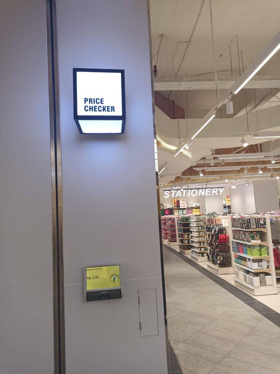 Potret toko flagship MR. DIY pertama di Indonesia yang terletak di Mall Lotte. 22 November 2024. (IDN Times/M. Tarmizi Murdianto)