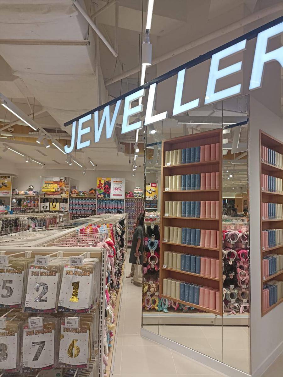 Potret toko flagship MR. DIY pertama di Indonesia yang terletak di Mall Lotte. 22 November 2024. (IDN Times/M. Tarmizi Murdianto)
