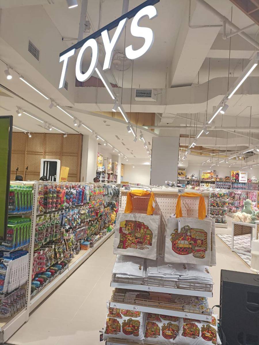 Potret toko flagship MR. DIY pertama di Indonesia yang terletak di Mall Lotte. 22 November 2024. (IDN Times/M. Tarmizi Murdianto)