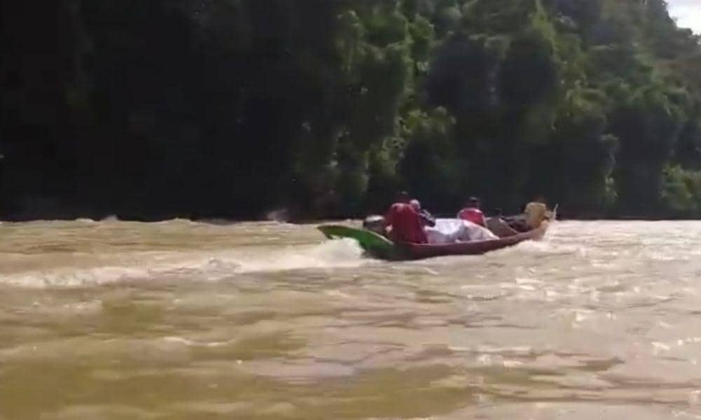 Potret anggota Polres Mahulu saat melewati riam Sungai Mahakam. (Dok.Polres Mahulu)