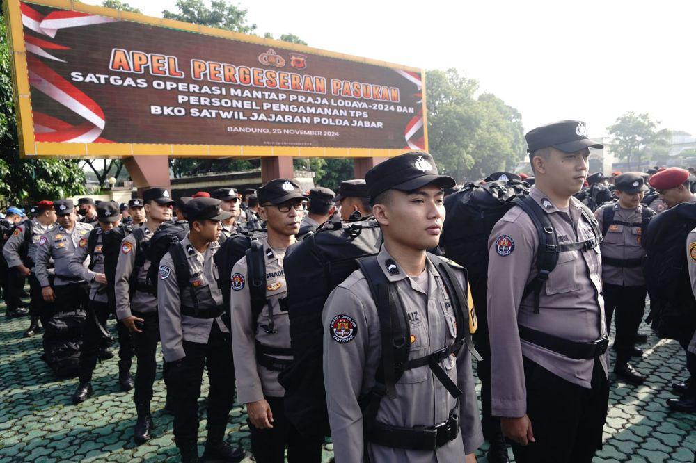 Ribuan Polisi Disiagakan saat Pencoblosan di TPS Bandung Raya