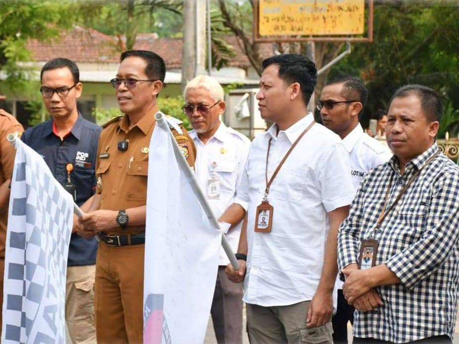 Pj. Bupati Lotim, M Juaini Taofik didampingi ketua KPU dan Bawaslu saat melepas pendistribusian logistik Pilkada (IDN Times / Ruhaili)