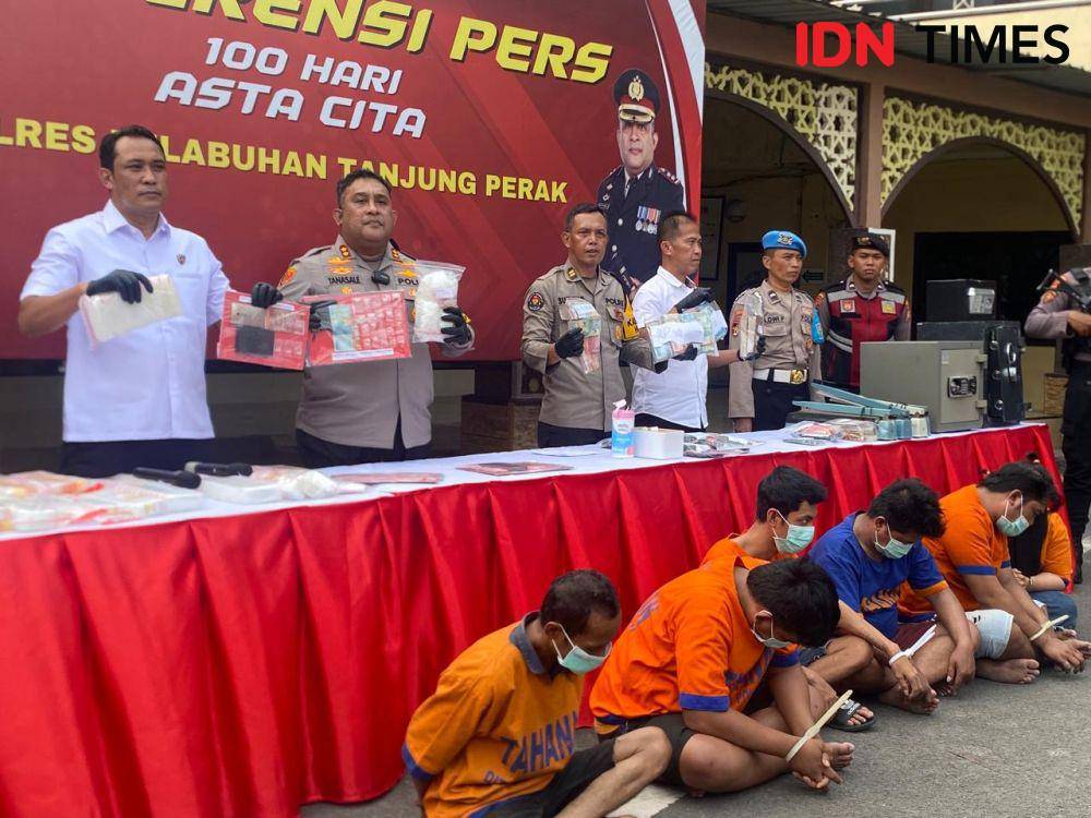 Polisi saat ungkap kasus penggerebekan Jalan Kunti Surabaya, Senin (25/11/2024). (IDN Times/Khusnul Hasana)