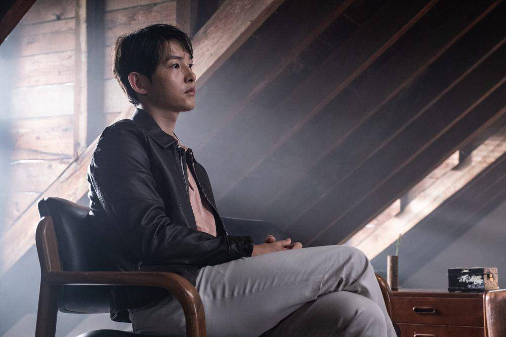 cuplikan Song Joong Ki dan Kim Jong Soo di film Bogota: City of the Lost (dok. Plus M Entertainment/Bogota: City of the Lost)