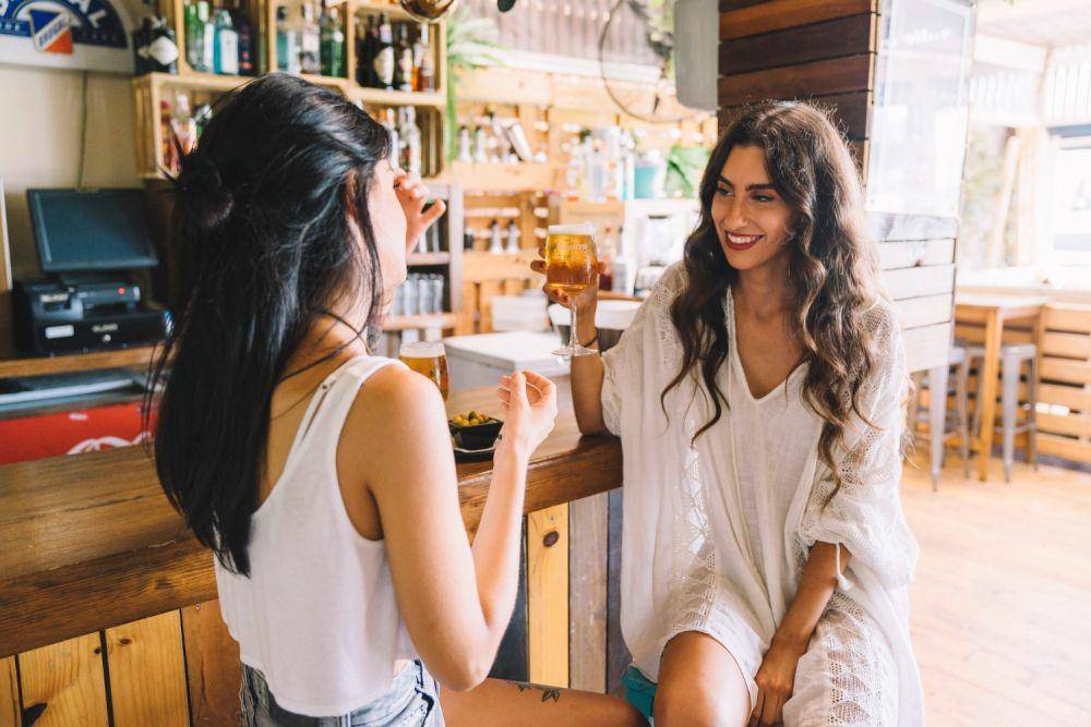 Ilustrasi wanita ngobrol di bar (freepik.com/freepik)