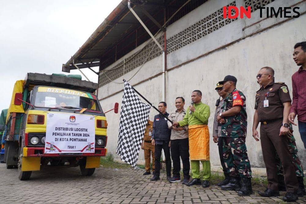 Pelepasan distribusi 10 armada logistik Pilkada di Pontianak. (IDN Times/Prokopim).