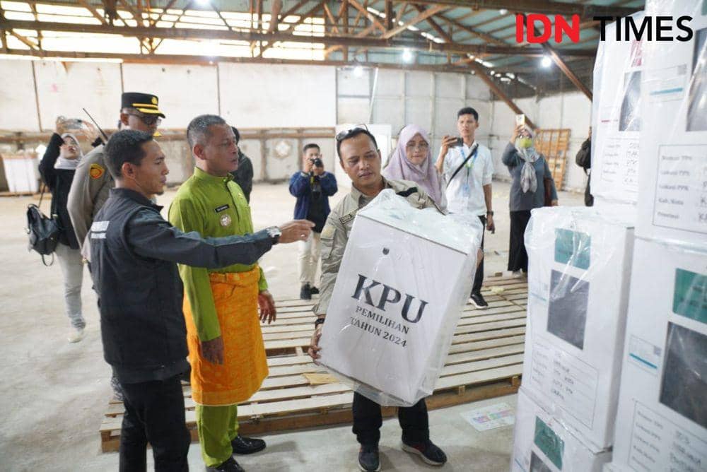 Pj Wali Kota Pontianak memantau logistik di gudang KPU. (IDN Times/prokopim).