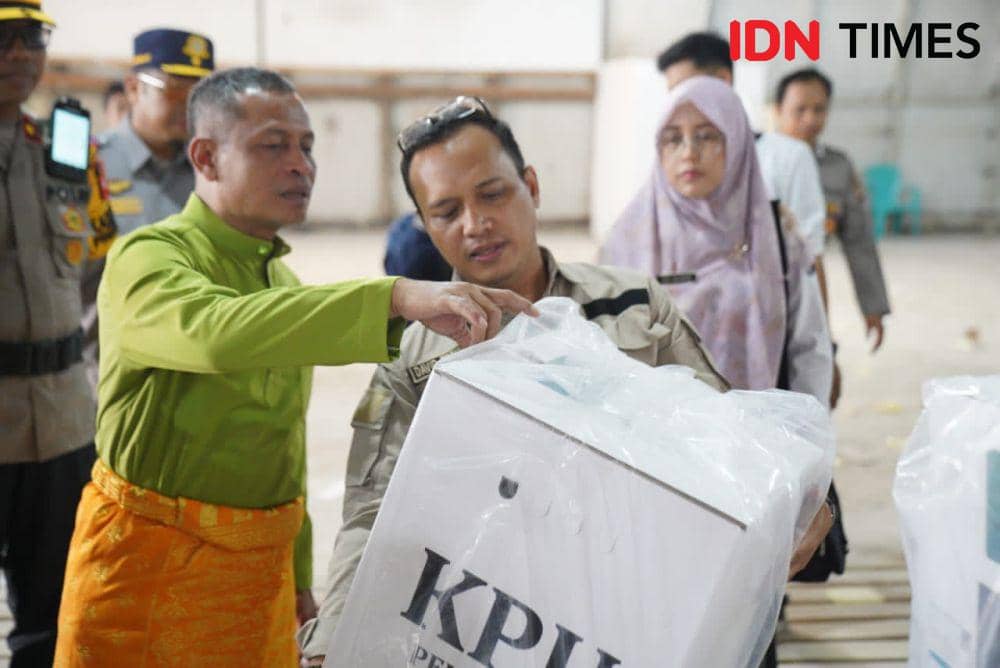 Pj Wali Kota Pontianak pantau logistik Pilkada. (IDN Times/prokopim).