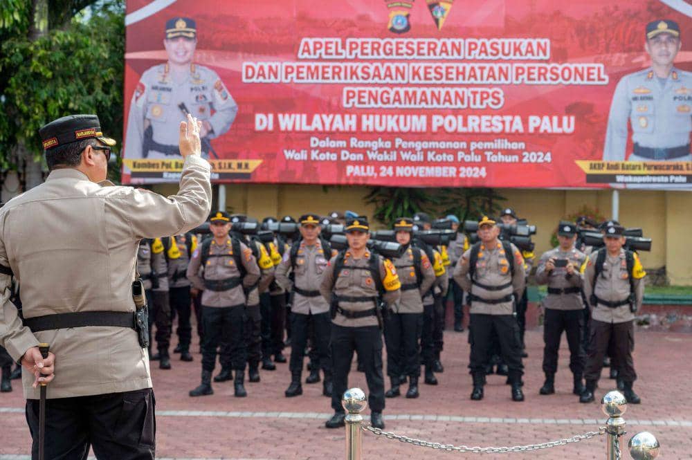Kapolresta Palu Kombes Pol Barliansyah (kiri) memberikan pengarahan saat Apel Pergeseran Pasukan Pengamanan TPS di Mapolresta Palu, Sulawesi Tengah, Minggu (24/11/2024). ANTARA FOTO/Basri Marzuki/agr