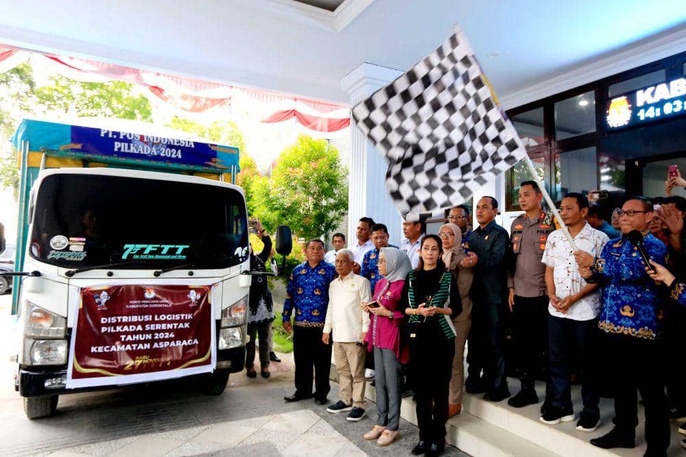 Penjabat (Pj) Sekretaris Daerah Kabupaten Gorontalo Mohamad Trizal Entengo (kanan) melepas rombongan truk dan mobil yang mengangkut logistik Pilkada 2024 di KPU Kabupaten Gorontalo, Gorontalo, Senin (25/11/2024). ANTARA FOTO/Adiwinata Solihin/tom.