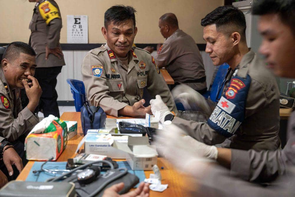 Anggota kepolisian pengamanan TPS mengikuti pemeriksaan kesehatan di Biddokes Mapolresta Palu, Sulawesi Tengah, Minggu (24/11/2024). ANTARA FOTO/Basri Marzuki/agr