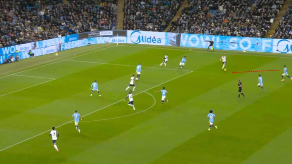 Dejan Kulusevski melapas umpan silang kepada James Maddison yang berdiri tanpa pengawalan. (premierleague.com)