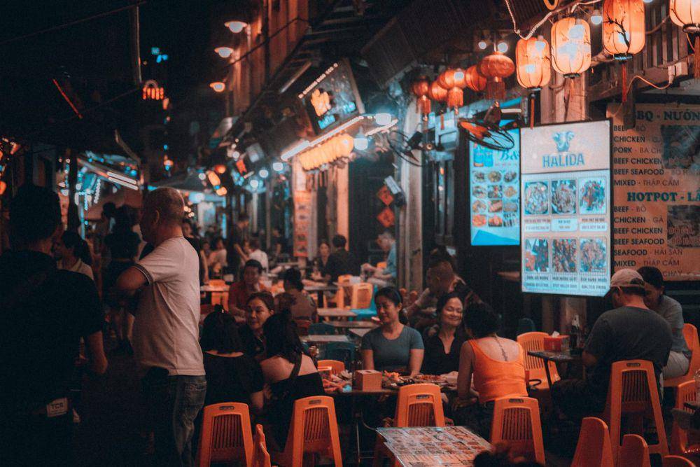 ilustrasi street food di Hanoi (unsplash.com/Michael Lock)