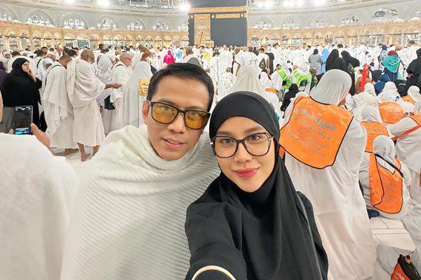 7 Potret Mayang Ibadah Umrah, Kirim Doa untuk Ibu dan Vanessa Angel