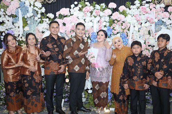 7 Potret Lamaran Nia, Anak Muzdalifah, Digelar Intim Bareng Keluarga