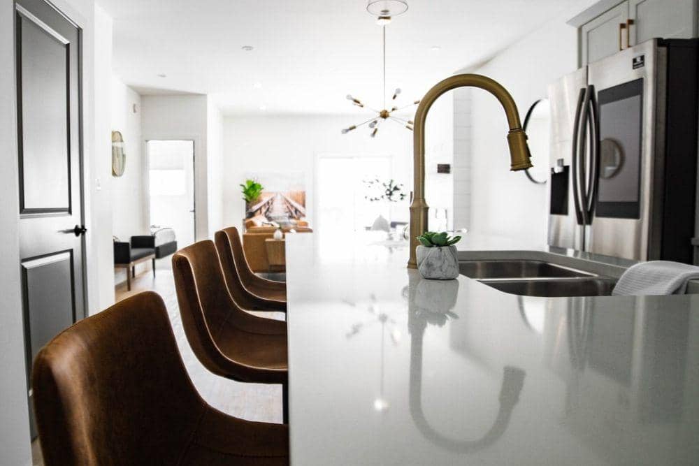 Kursi bar pada island dapur (pixabay.com/justinedgecreative)