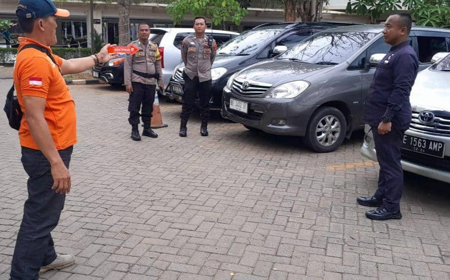 Penampakan kendaraan dan TKP pencurian modus pecah kaca di Bandar Lampung. (DOK. Polresta Bandar Lampung).