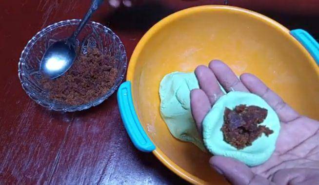 Ilustrasi memberikan gula merah ke adonan klepon (youtube.com/dapurarum)
