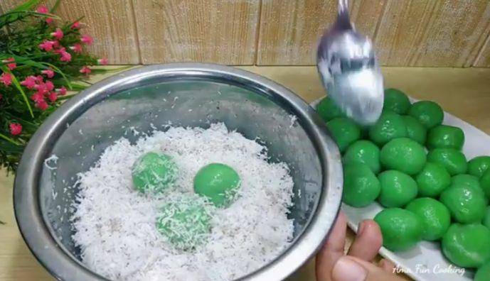 Ilustrasi membaluri kelepon dengan kelapa parut (YouTube.com/amafuncooking)
