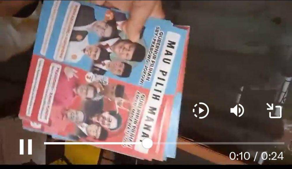 Tangkap layar video diduga Timses RIDO pasang stiker perbandingan dukungan yang didapat Ridwan Kamil dan Pramono (X.com/@GunRomli)