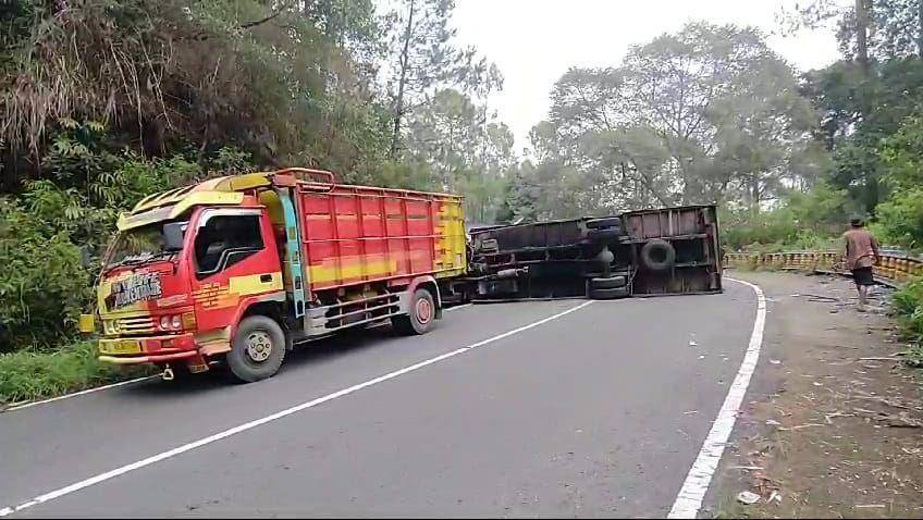 Truk boks B 9363 KXR bermuatan ban tabrak roller barrier di jalan tembus Sarangan-Magetan. IDN Times/ Riyanto.